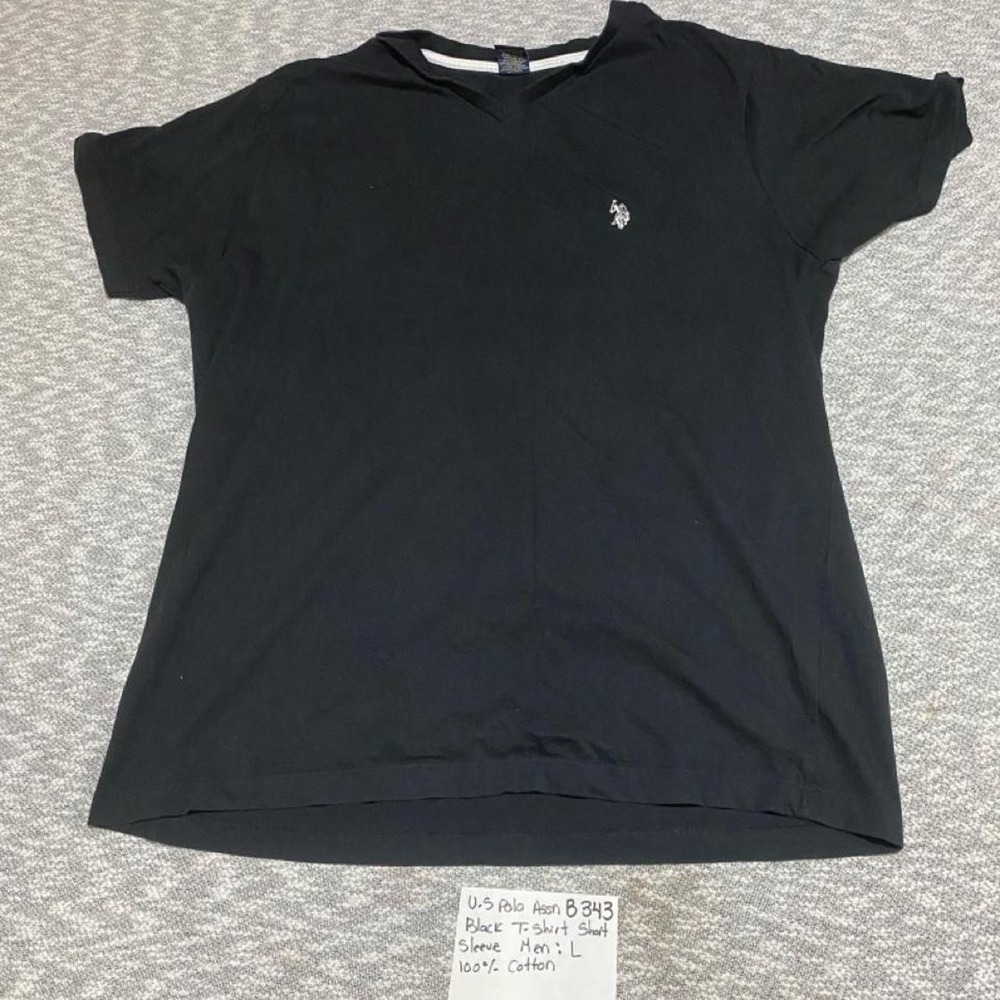 U.S. Polo Assn. black t-shirt in a L. SKU-B343